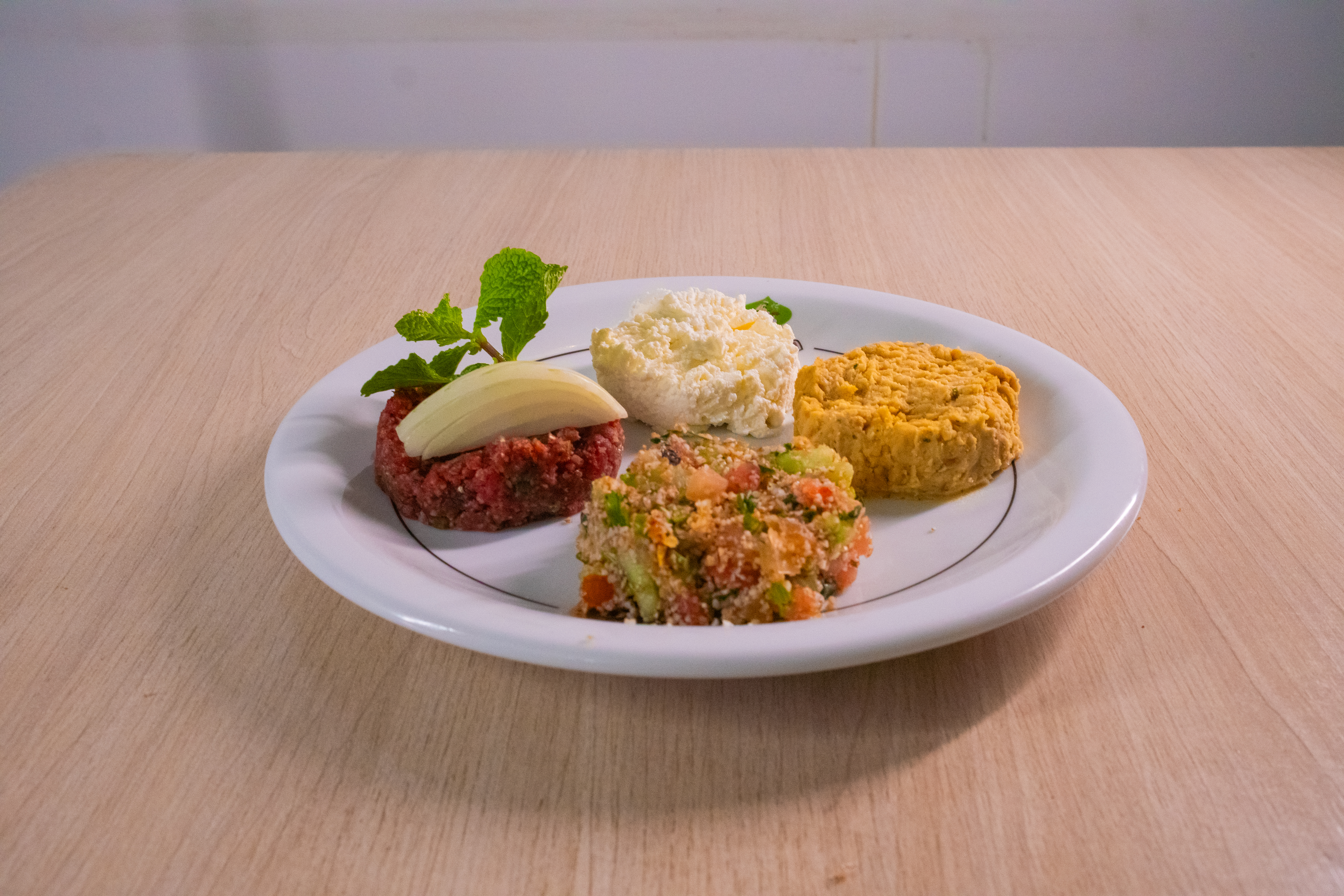 Kibe Cru, Coalhada, Grão de Bico e Tabule